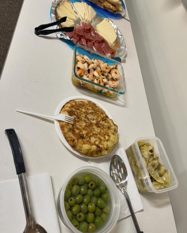 Our wonderful Profe Turner hosted Tapas and Conversation with our students. They learned about the history of tapas, regional varieties, and participated in sobremesa (table talk), but most importantly they tasted tapas 🍖🥘🧆🥓🇪🇸!