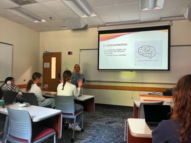 Profe Turner talked to one of our Conversation class. Students really liked learning about Neuromarketing